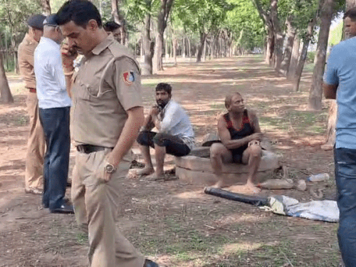 चंडीगढ़ में BSNL की अंडरग्राउंड पाइप में घूसे चोर:कॉपर वायर काट रहे थे, AGM ने रंगे हाथों पकड़ा, आरी ब्लेड और ऑटो जब्त किया