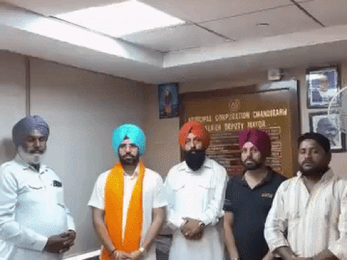 चंडीगढ़ सीनियर डिप्टी मेयर का दावा झूठा:पिक एंड ड्रॉप के लिए टैक्सी 10 मिनट फ्री, ‌BJP नेता बोले-पार्किंग में काटी पर्ची
