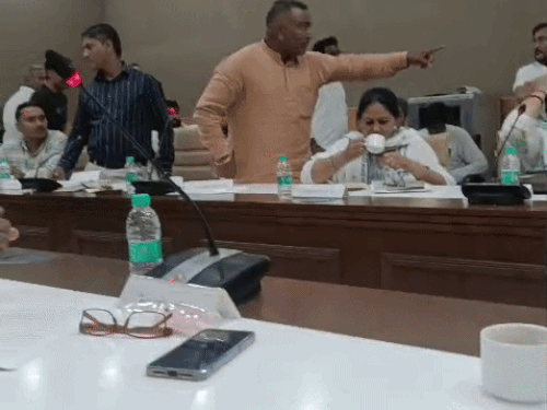 रेवाड़ी में फिर उठा जिला प्रमुख- कांग्रेस कॉर्डिनेटर का विवाद:बैठक में पार्षद बोले- हमारी प्रतिष्ठा का सवाल; निष्पक्ष जांच के बाद हो कार्रवाई