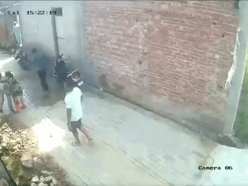 तरनतारन में साले ने तेल डालकर जीजे को जलाया:बचाने आई महिला समेत दोनों की दर्दनाक मौत, खुद भी झुलसा