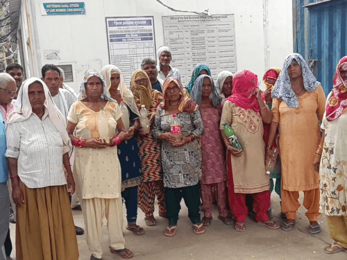 गुरुग्राम की दलित बस्ती में 15 दिन से दूषित पानी:महिलाओं ने जताया रोष; जल्द समस्या दूर नहीं होने पर आंदोलन की चेतावनी