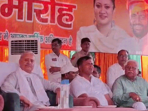 धारूहेड़ा नगर पालिका चेयरमैन ने 54 दिन बाद ली शपथ:राव इंद्रजीत के साथ पहुंचे 2 विधायक; मंच पर नहीं दिखे MLA लक्ष्मण सिंह