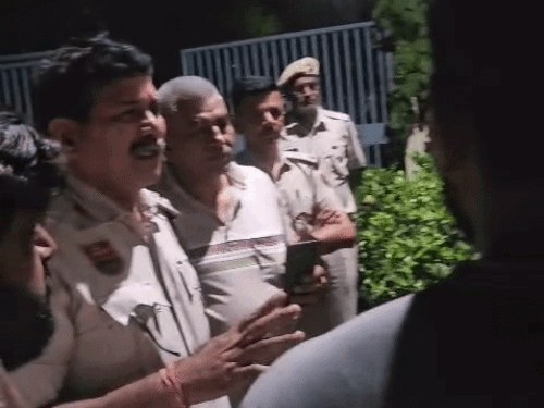 रेवाड़ी में ग्रामीणों ने बिजली घर पर जड़ा ताला:बिजली कटौती और फॉल्ट ठीक नहीं करने का आरोप; बोले-अधिकारी सुनवाई नहीं कर रहे