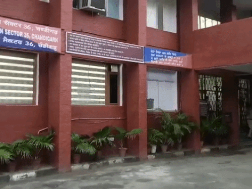 चंडीगढ़ में नाके पर महिला कांस्टेबल को मारी टक्कर:हाथ-पीठ में चोटें आईं, ड्यूटी खत्म कर जा रही थी घर; पंजाब नंबर की कार की तलाश