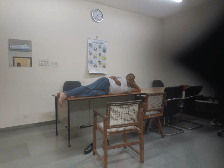 चंडीगढ़ निगम के 2 इंस्पेक्टरों की तस्वीरें वायरल:एक मालिश कराता दिखा, दूसरा टेबल पर आराम करता नजर आया