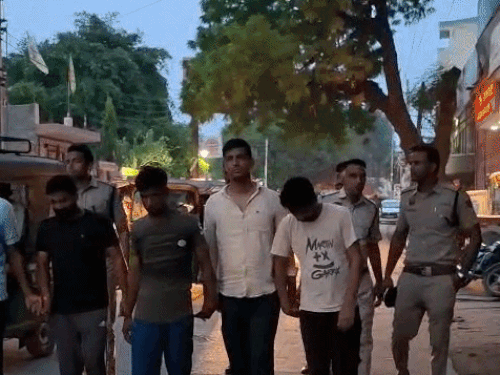 रेवाड़ी पुलिस ने बदमाशों की परेड पैदल करवाई:SHO बोले-गाड़ी खराब हो गई थी; दुकानदार से मारपीट का था आरोप
