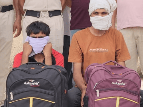 रेवाड़ी में 4.5 लाख के चूरापोस्त के साथ 2 पकड़े:GRP- RPF के संयुक्त अभियान में सफलता, राजस्थान से पंजाब जा रही थी खेप