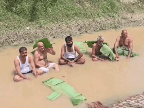 सोनीपत में किसानों ने नहर में लगाई जल समाधि:नहर की सफाई व पानी की मांग को लेकर प्रोटेस्ट; आश्वासन पर खत्म हुआ प्रदर्शन