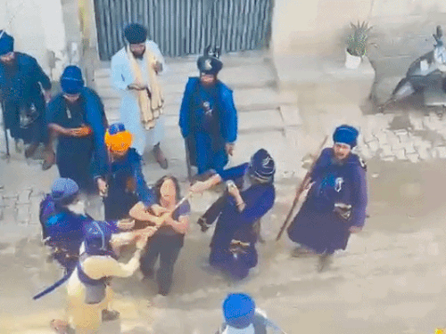 पटियाला में निहंगों ने महिला को पीटा, VIDEO:बालों से घसीटकर बाहर लाए, सामान बाहर फेंका; घर पर कब्जा करने आए थे