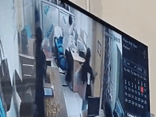 रेवाड़ी में टीबी सेंटर की फॉल सीलिंग गिरी, VIDEO:CSR स्कीम के तहत 5 साल हुआ था काम; कुर्सियों छोड़ भागें कर्मचारी