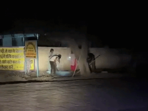 कस्तूरबा गांधी विद्यालय में छात्राओं से मजदूरी का आरोप:सिरसा शिक्षा विभाग ने मांगा स्पष्टीकरण, टीचर का दावा-रंगोली के लिए कराई सफाई