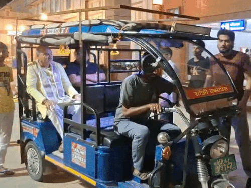 वंदे भारत में सवार होकर चंडीगढ़ से रेवाड़ी पहुंचे विधायक:स्टेशन से पकड़ी ई- रिक्शा; अंतिम समय में आरती राव की जगह आया नाम