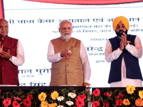 PM संग मंच साझा करने पर तिवारी ने तोड़ी चुप्पी:चंडीगढ़ MP बोले-दलगत राजनीति से ऊपर विकास; दिल्ली की राजनीति को बताया जहरीली