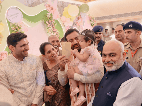 चंडीगढ़ DC यादव की बेटी का पहला जन्मदिन:CM सैनी और पंजाब के राज्यपाल पहुंचे; गोद में उठाई नन्हीं शिवन्या, दिया खास आशीर्वाद