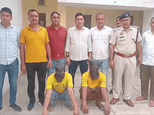 पुलिस की वर्दी पहनकर लूट करने वाले 2 आरोपी गिरफ्तार:कर्ज़ उतारने के लिए 12 लाख लूटे; यूपी जाने के बहाने से ट्रक में सवार हुआ बदमाश