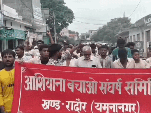 डेहा बस्ती में घर बचाने की मांग को लेकर प्रदर्शन:यमुनानगर में पुलिस पर किया था पथराव, नपा कब्जे हटवाने की कर रही कार्रवाई