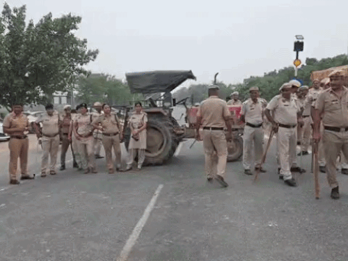 सोनीपत में किसानों ने रोहतक-पानीपत हाईवे जाम किया:भारत-अमेरिका ट्रेड डील के खिलाफ प्रदर्शन, चढ़ूनी की गिरफ्तारी पर भड़के; बाद में रोड से हटे