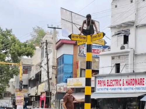 रेवाड़ी में पुलिस को चकमा दे पोल पर चढ़ा युवक:नशा ज्यादा होने के बाद रास्ता भटका; 20 मिनट बाद नीचे उतारा