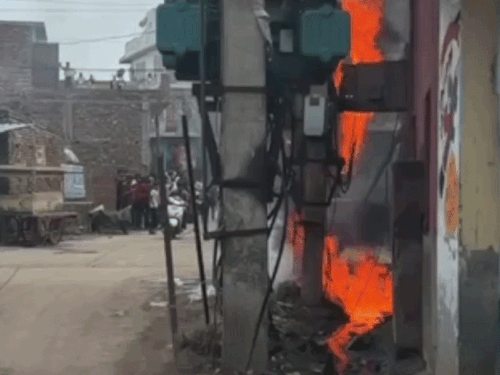 फरीदाबाद में स्कूल के पास ट्रांसफार्मरों में आग:बच्चों को सुरक्षित निकाला, 300 से अधिक घरों की बिजली गुल