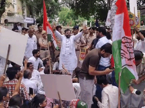 रेवाड़ी में बाल भवन में धरने पर बैठे पूर्व विधायक:गंगवा बोले: अराजकता से सत्ता पाना चाहती है कांग्रेस, हर वर्ग सरकार के साथ