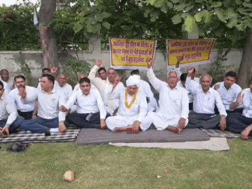 जंतर-मंतर लाठीचार्ज के विरोध में गोहाना में किसानों का प्रदर्शन:किसान नेता ने शुरू की भूख हड़ताल; ट्रेड डील के खिलाफ भी सरकार को चेतावनी