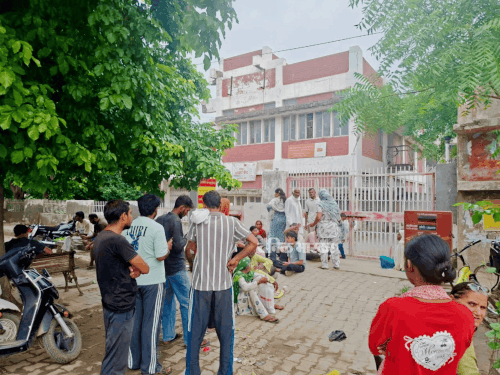 हांसी में आधार अपडेट के लिए घंटों इंतजार:केंद्र पर टोकन खत्म, एक मशीन खराब; SDM के सामने लोगों का फूटा गुस्सा