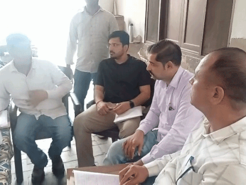 रेवाड़ी में CM फ्लाइंग की मिठाई के गोदामों पर रेड:सैंपल लिए; घरेलू गैस सिलेंडर मिलने पर नोटिस, बिना NOC चल रही थीं भट्ठी