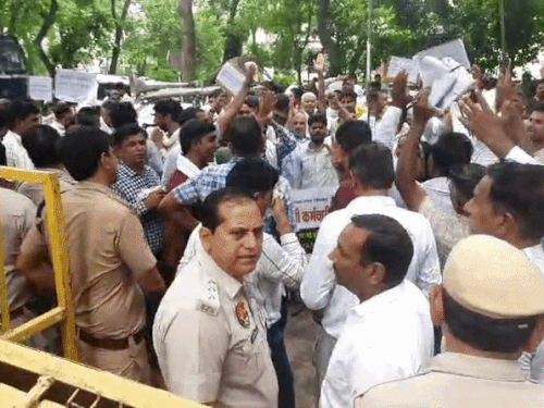 रेवाड़ी में एग्रो डिस्कॉम के खिलाफ बिजली कर्मचारी:11 से 3 दिन हड़ताल; 2 लेयर सुरक्षा घेरा; झज्जर रोड से सचिवालय तक प्रदर्शन