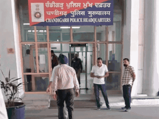 लखनऊ में BJP के रोड शो के खिलाफ चंडीगढ़ पुलिस:भगवान हनुमान के वेश में झंडा लहराने और डांस करने पर FIR की मांग