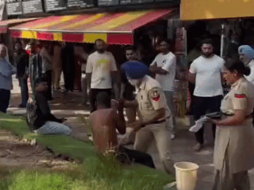 चंडीगढ़ में युवक को थप्पड़ मारते पुलिसकर्मी का वीडियो वायरल:5 सेकंड में 5 थप्पड़ मारे, लोग खड़े होकर वीडियो बनाते रहे;अधिकारी बोले- जांच होगी