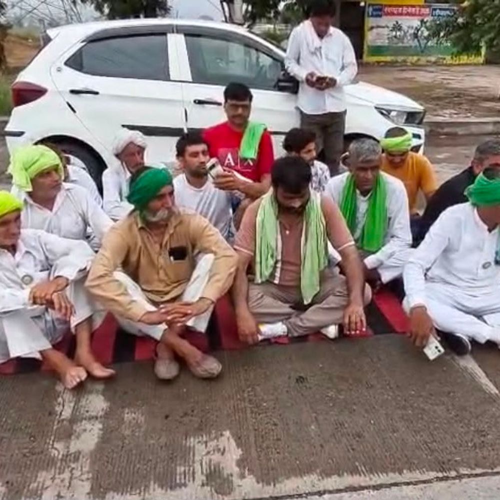किसान नेता गुरनाम चढ़ूनी की गिरफ्तारी का विरोध:हांसी टोल पर प्रदर्शन, लाठीचार्ज के जिम्मेदार अधिकारियों पर कार्रवाई की मांग