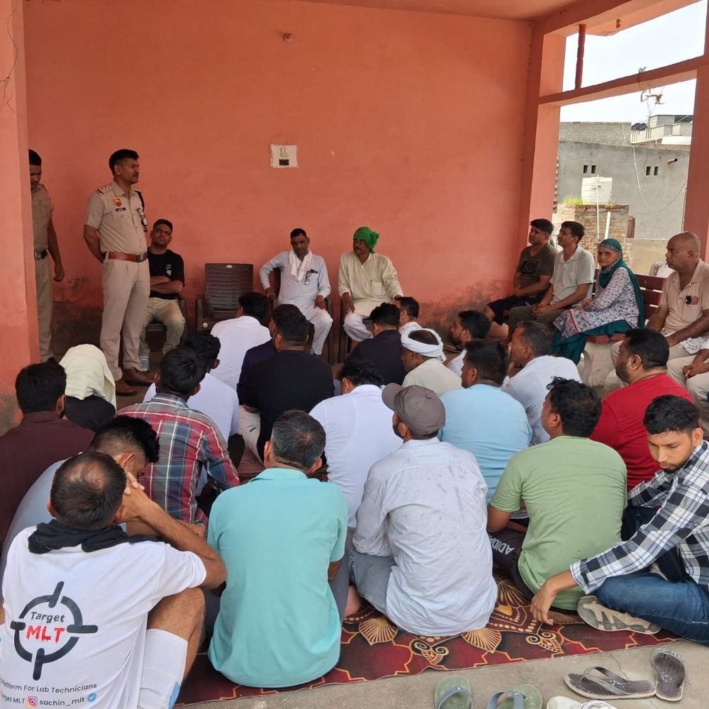 हिसार पुलिस का अग्रोहा में जागरूकता अभियान:युवाओं को नशे से बचाव की जानकारी दी, साइबर ठगों से सावधान रहने की अपील