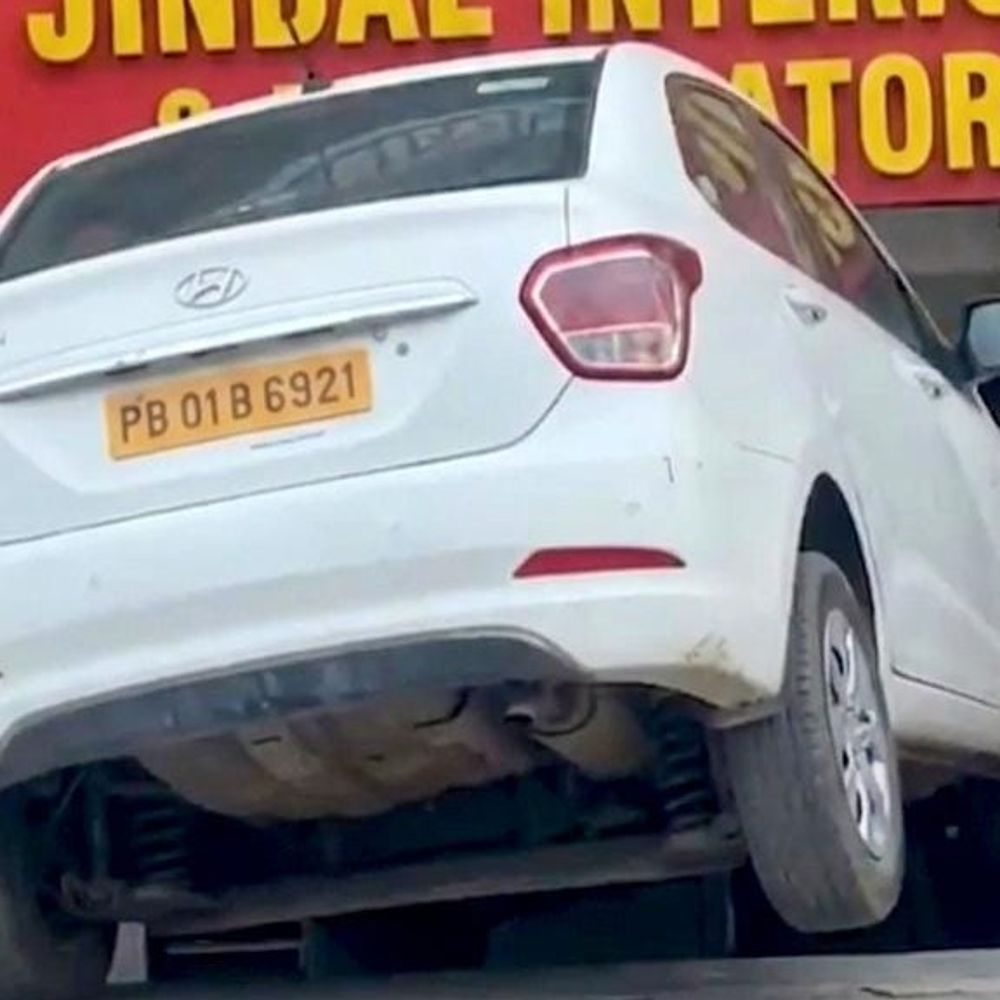 ज़ीरकपुर में लापरवाही से बेकाबू कार दुकान में घुसी:गियर में स्टार्ट होने से हुआ हादसा, कोई जानी नुकसान नहीं लेकिन सामान हुए चूर