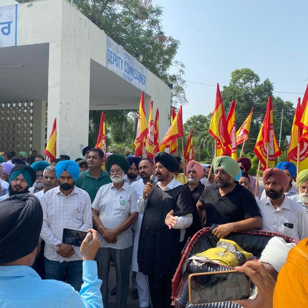 फरीदकोट में कर्मचारियों और पेंशनरों का रोष प्रदर्शन:सरकार के खिलाफ नारेबाजी कर 17 जुलाई 2020 के पत्र की प्रतियां जलाईं