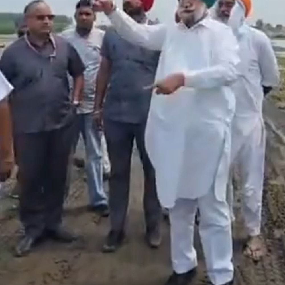 गुरदासपुर में MP रंधावा ने अवैध माइनिंग पर मारा छापा:2 जेसीबी से कर रहे थे खुदाई, गाड़ियां छोड़ हुए फरार, एक गिरफ्तार, मशीनें जब्त