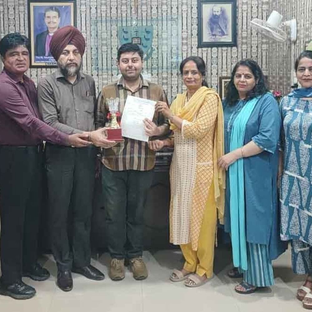 गुरु नानक देव यूनिवर्सिटी की मेरिट में आने पर सम्मान:बेरिंग कॉलेज के छात्र निखिल जोशी को 14 वां स्थान, प्राध्या​​पकों ने किया सम्मानित