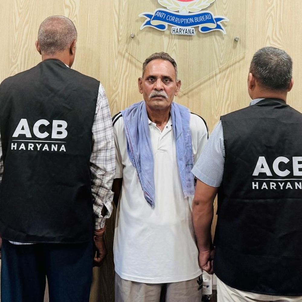 पलवल में ASI रिश्वत लेते रंगेहाथ अरेस्ट:पुलिसकर्मी से मांगे 2 लाख रुपए, 2023 के हनीट्रैप से जुड़ा मामला, एंटी करप्शन ब्यूरो ने पकड़ा