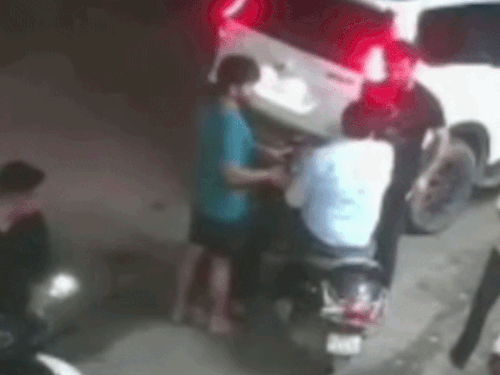 सोहना में कार ड्राइवर ने युवक को पीटा:गाड़ी हटाने को लेकर हुआ विवाद, जमीन पर गिराया, आरोपी हमलावर अरेस्ट
