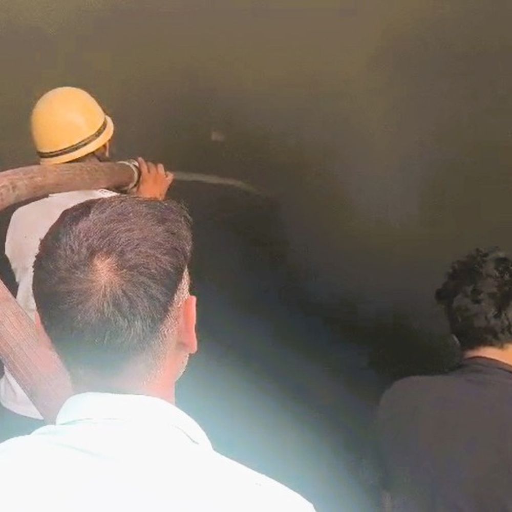 हांसी की बिनौला फैक्ट्री में आग, लाखों का नुकसान:बारदाना और गोदाम में रखा सामान जला, शॉर्ट सर्किट होने की आशंका