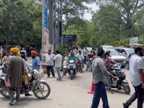लुधियाना में निहंग सिंहों का प्रदर्शन:DC दफ्तर के बाहर फिरोजपुर रोड जाम, 3 साल पुराने कत्ल मामले में इंसाफ की मांग; एडवाइजरी जारी