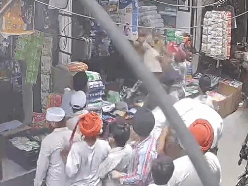 लुधियाना में दुकान के बाहर तलवारें और ईंट-बोतलें चलीं:सामान रखने को लेकर दुकानदार भिड़े, पगड़ी उछालने का आरोप; वारदात CCTV में कैद