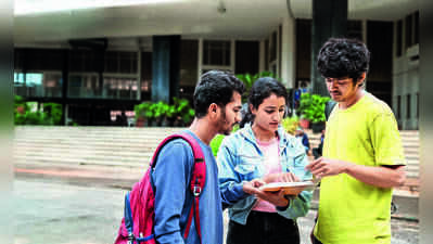 1.9 lakh aspirants vie for 71,600 DU UG seats as preference window nears close | Delhi News