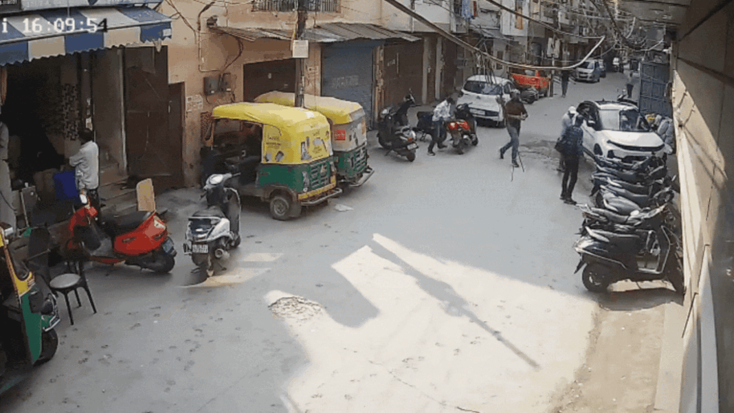 Rs 17 lakh looted in just 28 seconds: CCTV captures gunpoint robbery by bike-borne men in east Delhi | Delhi News