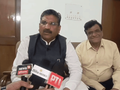 ग्रामीण सफाई कर्मचारियों को CM सैनी का तोहफा:₹2100 बढ़ा वेतन, अब हर महीने ₹18 हजार मिलेंगे; कल से मिलेगी बढ़ी हुई सैलरी