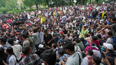 CJP’s ‘Chalo Sansad’ march: Clash breaks out between RPF personnel and protesters; police use lathis to disperse crowd | Delhi News