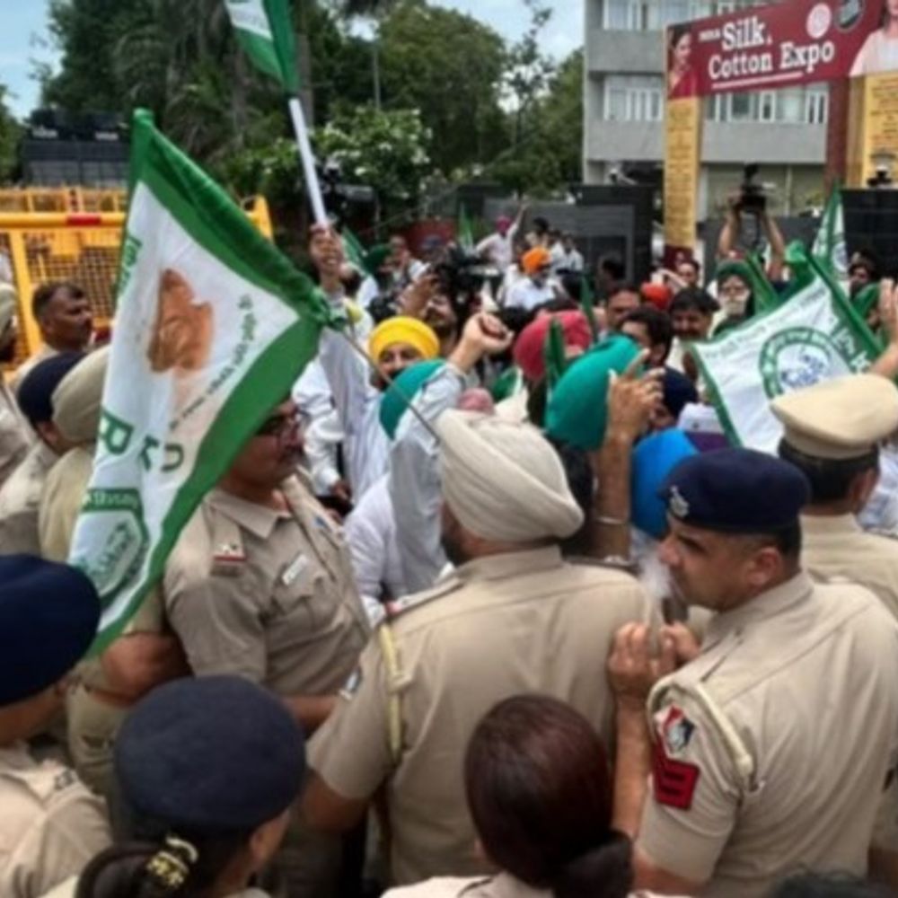 चंडीगढ़ पहुंचे किसानों व पुलिस की झड़प:बीजेपी आफिस की तरफ जा रहे थे, पुलिस की तरफ से रोका गया