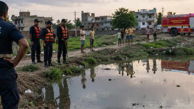 2 children feared drowned after falling into rainwater-filled pit in outer Delhi | Delhi News
