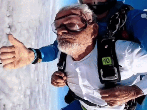 80 वर्षीय हरियाणवी की 18 हजार फीट से स्काई डाइविंग,VIDEO:आस्ट्रेलिया में 200 KM/h की रफ्तार से प्लेन से लगाया जंप; सेल्फी स्टिक से फोटो खींचे
