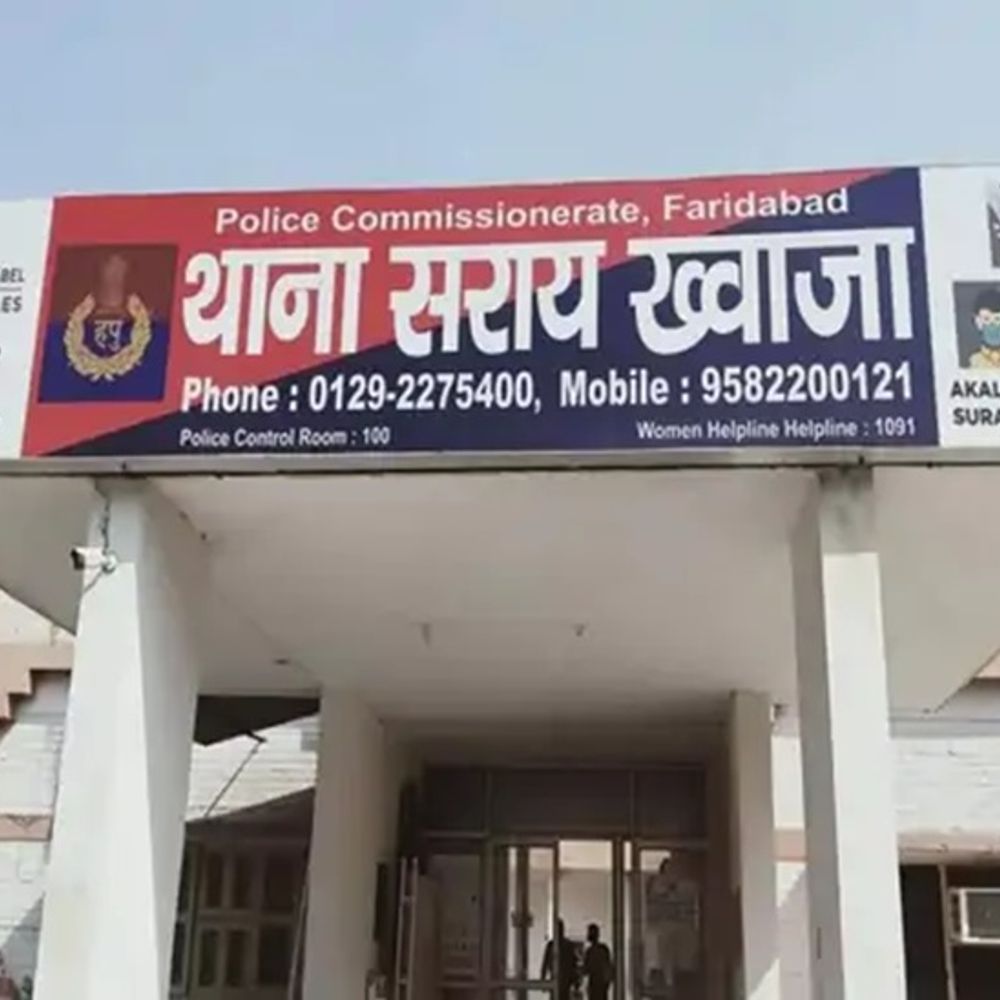 सराय मेट्रो स्टेशन के बाहर गृह मंत्रालय अधिकारी से स्नैचिंग:कैब बुक करते समय बदमाशों ने झपटा मोबाइल, दोस्त से मिलने आया था