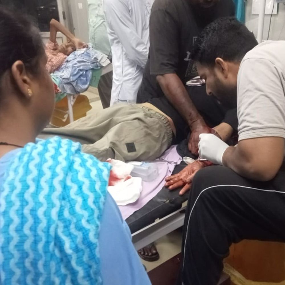 फतेहाबाद में शराब ठेके पर हथियारबंद बदमाशों का हमला:फायरिंग कर हजारों रुपए लूट ले गए; सेल्जमैन की कलाई भी काटी